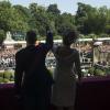Après la prestation de serment, Philippe et Mathilde de Belgique se présentent au balcon du palais royal à Bruxelles et sont acclamés par la foule, le 21 juillet 2013.