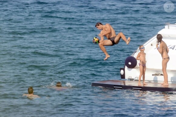 Rafael Nadal fait le malin en vacances au large de Majorque avec leurs proches le 19 juillet 2013