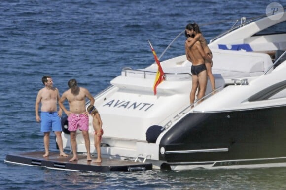 Rafael Nadal et sa petite amie Xisca Perello complices et amoureux en vacances au large de Majorque avec leurs proches le 19 juillet 2013