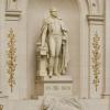 Philippe prête serment sous la statue de Léopold 1er, premier roi des Belges, qui fit de même le 21 juillet 1831. Philippe devient ainsi le septième souverain de le Belgique en ce jour de fête nationale, le 21 juillet 2013.