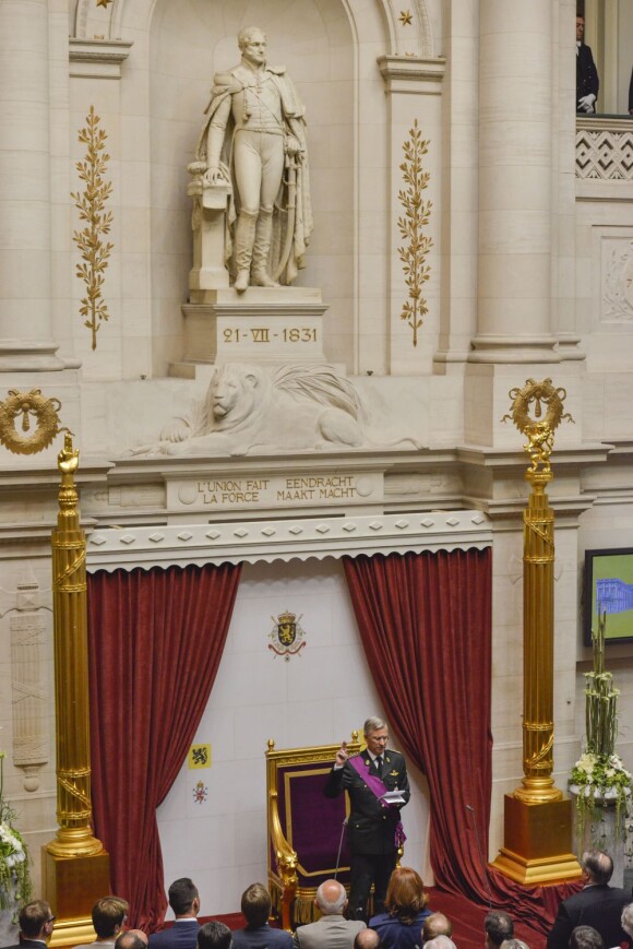 Philippe prête serment sous la statue de Léopold 1er, premier roi des Belges, qui fit de même le 21 juillet 1831. Philippe devient ainsi le septième souverain de le Belgique en ce jour de fête nationale, le 21 juillet 2013.