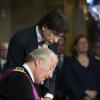 Le roi Albert II signe son acte d'abdication sous le regard de l'élégant Premier ministre Elio Di Rupo, à Bruxelles, le 21 juillet 2013.