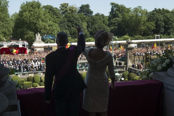 Philippe de Belgique, tout juste intronisé, et son épouse la reine Mathilde saluent les milliers de Belges, réunis pour l'événement, au balcon du palais royal à Bruxelles, le 21 juillet 2013.