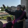 Philippe de Belgique, tout juste intronisé, et son épouse la reine Mathilde saluent les milliers de Belges, réunis pour l'événement, au balcon du palais royal à Bruxelles, le 21 juillet 2013. Leur quatre enfants sont devant eux.