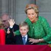 La reine Paola apprend à son petit-fils, le prince Emmanuel (7 ans), à saluer comme il se doit au balcon du palais à Bruxelles, le 21 juillet 2013. Le petit Emmanuel est désormais troisième dans l'ordre de succession au trône de Belgique derrière son frère, le prince Gabriel (9 ans), et sa soeur, la princesse héritière Elisabeth (12 ans).