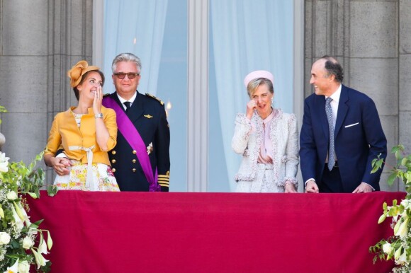 Le prince Laurent stoïque alors que son épouse, la princesse Claire, se marre. Sans doute un bon mot glissé par la princesse Astrid ou son époux, le prince Lorenz. Laurent et Astrid sont le frère et la soeur du nouveau roi Philippe qui vient d'être couronné. Ils saluent ici les Belges au balcon du palais royal à Bruxelles, le 21 juillet 2013.