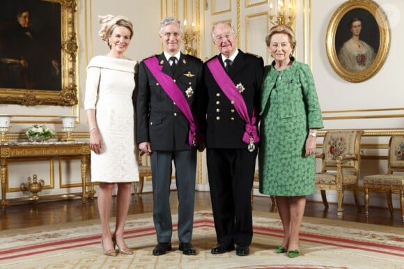 Portrait officiel : la reine Mathilde et le roi Philippe auprès d'Albert II de Belgique et de la reine Paola, dans les salons du palais royal à Bruxelles, le 21 juillet 2013.