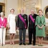 Portrait officiel (de gauche à droite) : La reine Paola, la reine Mathilde et le roi Philippe, le roi Albert II et la reine Paola dans les salons du palais royal à Bruxelles, le 21 juillet 2013.