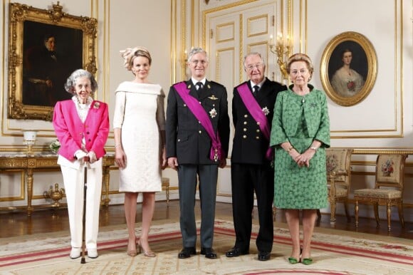 Portrait officiel (de gauche à droite) : La reine Paola, la reine Mathilde et le roi Philippe, le roi Albert II et la reine Paola dans les salons du palais royal à Bruxelles, le 21 juillet 2013.