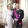 Portrait officiel : la reine Mathilde et le roi Philippe de Belgique dans les salons du palais royal à Bruxelles, le 21 juillet 2013.