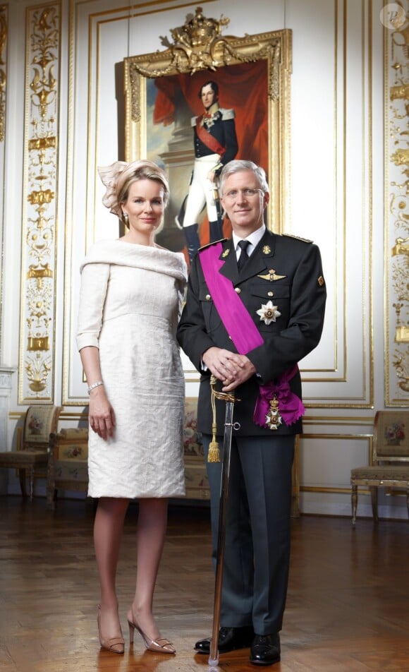 Portrait officiel : la reine Mathilde et le roi Philippe de Belgique dans les salons du palais royal à Bruxelles, le 21 juillet 2013.