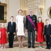 Portrait officiel : la reine Mathilde et le roi Philippe, ainsi que leurs enfants Éléonore, Gabriel, Élisabeth et Emmanuel dans les salons du palais royal à Bruxelles, le 21 juillet 2013.