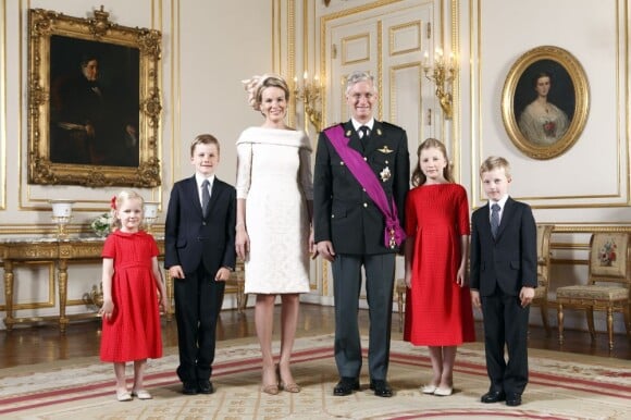 Portrait officiel : la reine Mathilde et le roi Philippe, ainsi que leurs enfants Éléonore, Gabriel, Élisabeth et Emmanuel dans les salons du palais royal à Bruxelles, le 21 juillet 2013.