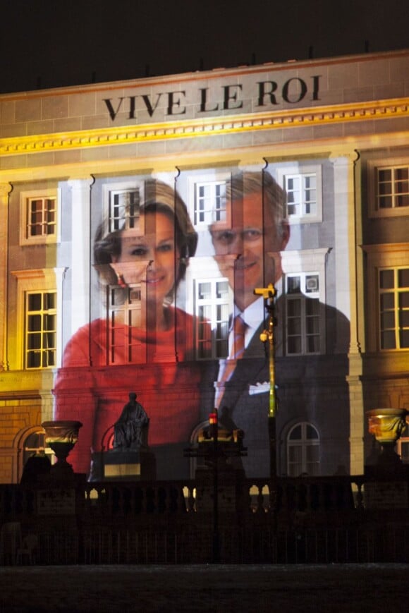 Le portrait des nouveaux souverains a été projeté avec la mention vive le roi durant la nuit du 21 juillet 2013 en hommage au roi Philippe et à la reine Mathilde de Belgique.