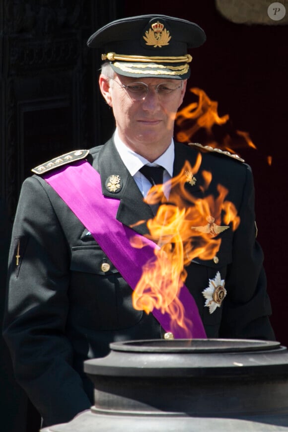Le roi Philippe de Belgique a rendu hommage au soldat inconnu comme le veut la tradition lors de la fête nationale à Bruxelles, le 21 juillet 2013.