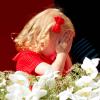 La princesse Éléonore se cache après le couronnement de Philippe, son papa, à Bruxelles, le 21 juillet 2013.