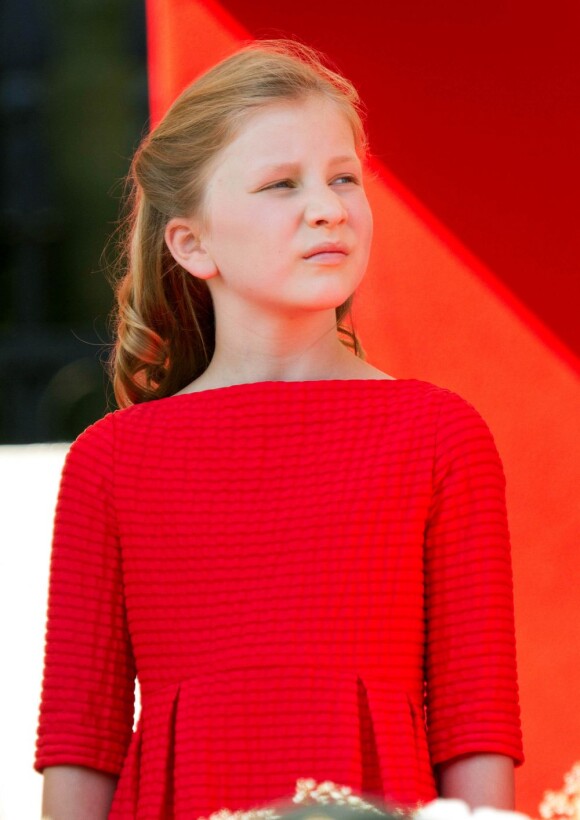 Et voilà la nouvelle star du royaume : la toute nouvelle princesse héritière Élisabeth de Belgique, à peine 12 ans, à Bruxelles après le couronnement de son père Philippe, le 21 juillet 2013. 