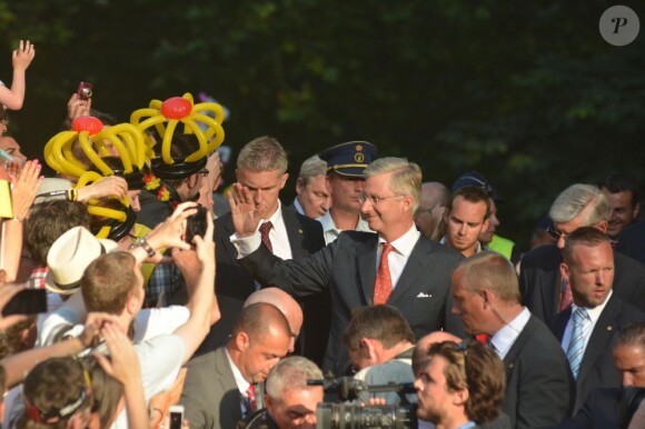 Bain de foule pour le roi Philippe de Belgique au parc royal à Bruxelles, le 21 juillet 2013.