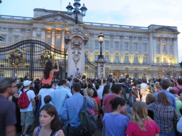 Ambiance de fête devant Buckingham pour la naissance du prince de Cambridge, le 22 juillet 2013, premier enfant du prince William et de Kate Middleton.