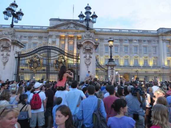 Ambiance de fête devant Buckingham pour la naissance du prince de Cambridge, le 22 juillet 2013, premier enfant du prince William et de Kate Middleton.