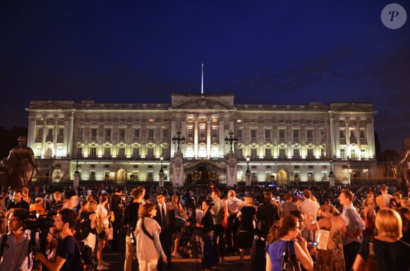 Ambiance de fête devant Buckingham pour la naissance du prince de Cambridge, le 22 juillet 2013, premier enfant du prince William et de Kate Middleton.
