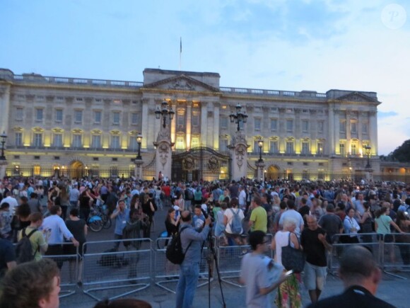 Ambiance de fête devant Buckingham pour la naissance du prince de Cambridge, le 22 juillet 2013, premier enfant du prince William et de Kate Middleton.