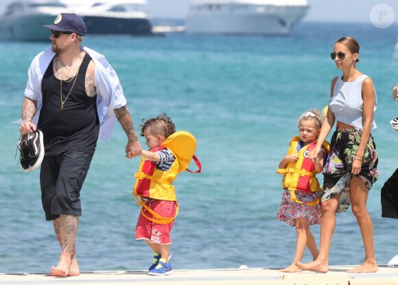 Nicole Richie, Joel Madden et leurs enfants Harlow et Sparrow, une joyeuse famille en vacances à Saint-Tropez. Le 23 juillet 2013.