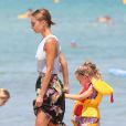 Nicole Richie et sa fille Harlow à Saint-Tropez. Le 23 juillet 2013.