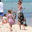Nicole Richie et sa fille Sparrow se promènent sur une plage à Saint-Tropez. Le 23 juillet 2013.