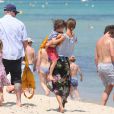 Nicole Richie, Joel Madden et leurs enfants Harlow et Sparrow se promènent sur une plage à Saint-Tropez. Le 23 juillet 2013.