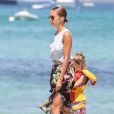 Nicole Richie et sa fille Harlow à Saint-Tropez. Le 23 juillet 2013.