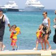Nicole Richie, Joel Madden et leurs enfants Harlow et Sparrow se promènent sur une plage à Saint-Tropez. Le 23 juillet 2013.