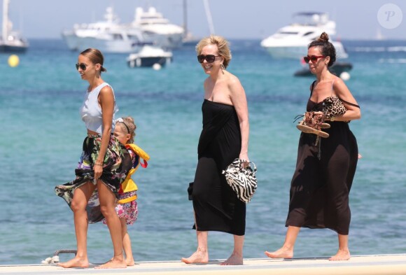 Nicole Richie, sa fille Harlow et des amis à Saint-Tropez. Le 23 juillet 2013.