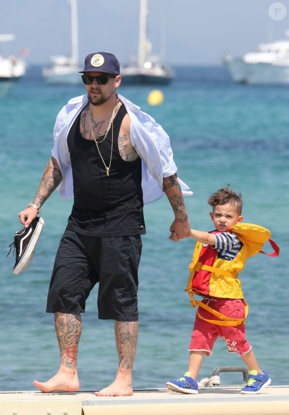 Joel Madden et son fils Harlow à Saint-Tropez. Le 23 juillet 2013.