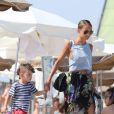 Nicole Richie, Joel Madden et leurs enfants Harlow et Sparrow quittent le restaurant Nioulargo sur la plage de Pampelonne, avant de remonter à bord de leur yacht. Saint-Tropez, le 23 juillet 2013.