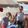 Nicole Richie, Joel Madden et leurs enfants Harlow et Sparrow quittent le restaurant Nioulargo sur la plage de Pampelonne, avant de remonter à bord de leur yacht. Saint-Tropez, le 23 juillet 2013.