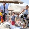 Nicole Richie, Joel Madden et leurs enfants Harlow et Sparrow quittent le restaurant Nioulargo sur la plage de Pampelonne, avant de remonter à bord de leur yacht. Saint-Tropez, le 23 juillet 2013.