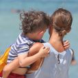 Nicole Richie, Joel Madden et leurs enfants Harlow et Sparrow se promenent sur la plage a Saint-Tropez.