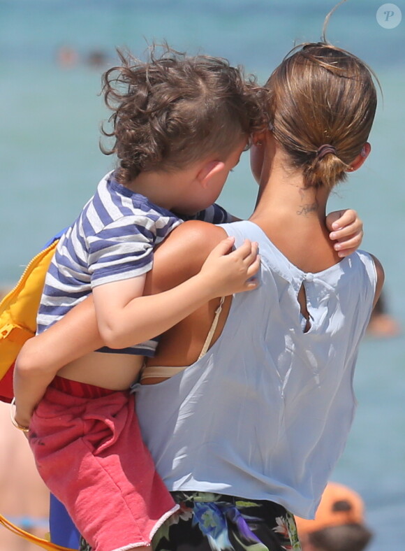 Nicole Richie, Joel Madden et leurs enfants Harlow et Sparrow se promenent sur la plage a Saint-Tropez.