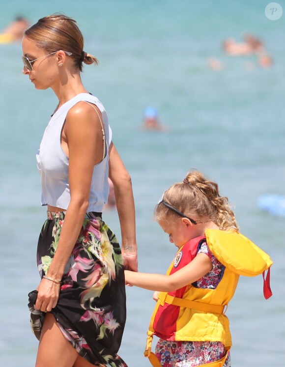 Nicole Richie, Joel Madden et leurs enfants Harlow et Sparrow se promenent sur la plage a Saint-Tropez. Le 23 juillet 2013