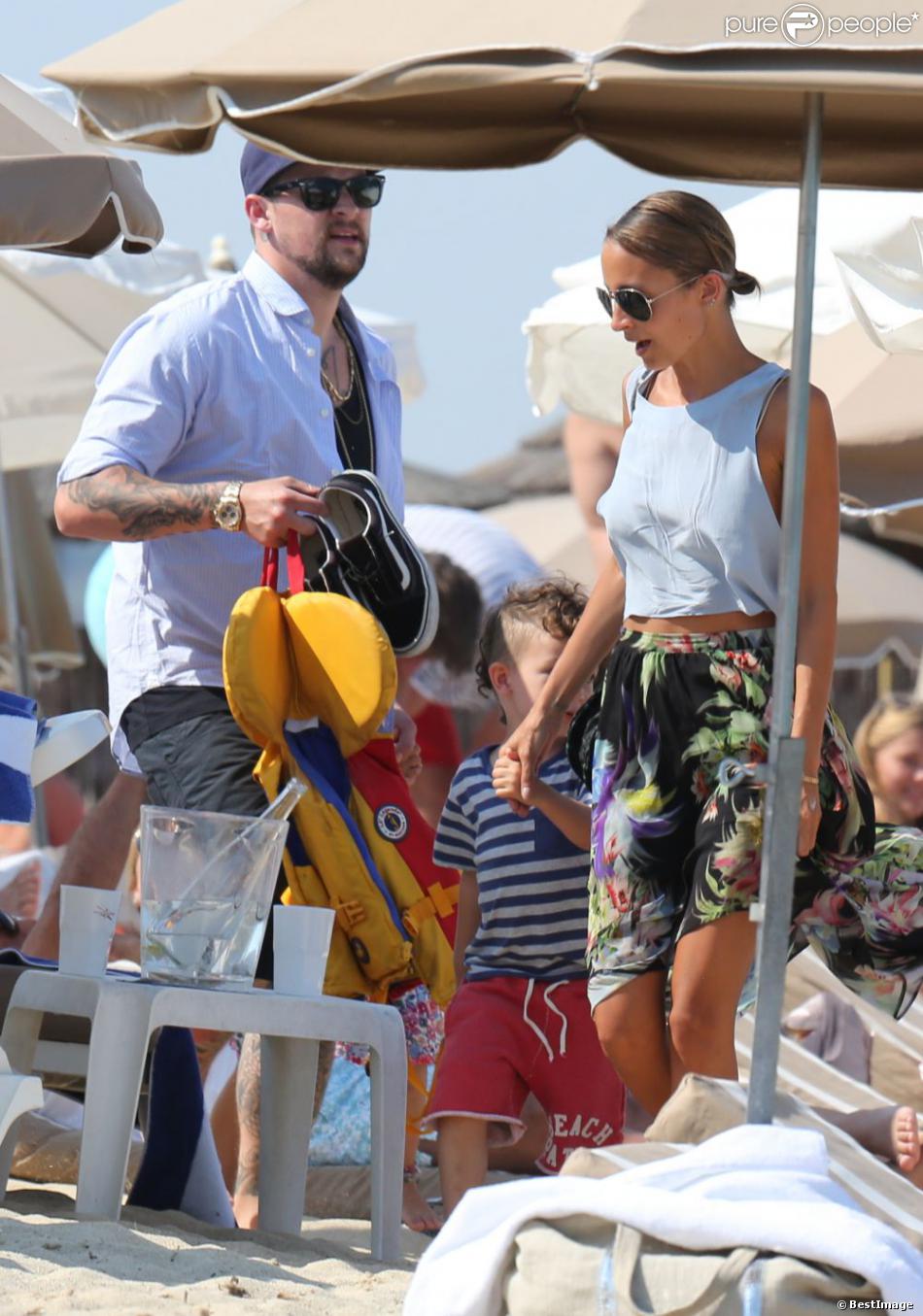 Nicole Richie, Joel Madden et leurs enfants Harlow et Sparrow sont alles passer l&#039;apres-midi au Nioulargo sur la plage de Pampelonne a Saint-Tropez. Le 23 juillet 2013