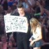 En concert en Suède le 20 juillet 2013, Robbie Williams a invité une fan sur scène et lui a signé un autographe sur les fesses.