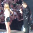 Robbie Williams a invité une fan sur la scène lors de son concert à Göteborg en Suède pour lui signer un autographe sur ses fesses, le 20 juillet 2013.
