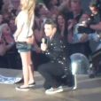 Robbie Williams a invité une fan sur la scène lors de son concert à Göteborg en Suède pour lui signer un autographe sur ses fesses, le 20 juillet 2013.