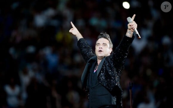 Robbie Williams sur scène dans le cadre de sa tournée Take the Crown Tour à Amsterdam, le 13 juilet 2013.