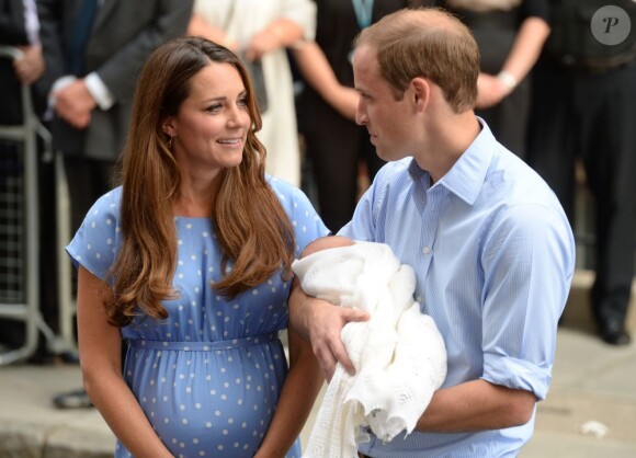 Kate Middleton dans une robe bleuet à pois en crêpe de Chine signée Jenny Packham, coiffée et maquillée, était au top pour la présentation avec le prince William de leur bébé, le prince de Cambridge, le 23 juillet 2013 devant la maternité de l'hôpital St Mary.
