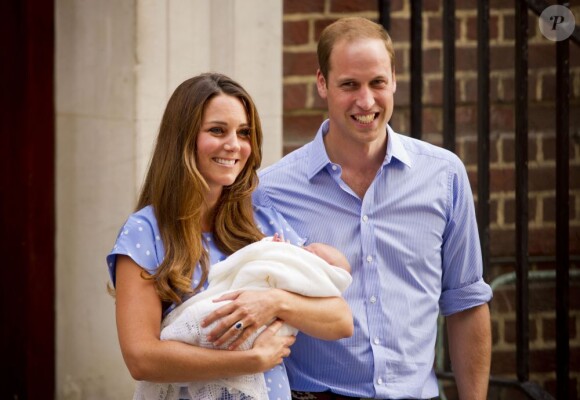 Kate Middleton dans une robe bleuet à pois en crêpe de Chine signée Jenny Packham, coiffée et maquillée, était au top pour la présentation avec le prince William de leur bébé, le prince de Cambridge, le 23 juillet 2013 devant la maternité de l'hôpital St Mary.