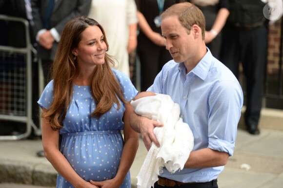 Kate Middleton dans une robe bleuet à pois en crêpe de Chine signée Jenny Packham, coiffée et maquillée, était au top pour la présentation avec le prince William de leur bébé, le prince de Cambridge, le 23 juillet 2013 devant la maternité de l'hôpital St Mary.