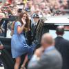 Kate Middleton, détendue dans une robe bleuet à pois en crêpe de Chine signée Jenny Packham, coiffée et maquillée, était au top pour la présentation avec le prince William de leur bébé, le prince de Cambridge, le 23 juillet 2013 devant la maternité de l'hôpital St Mary.