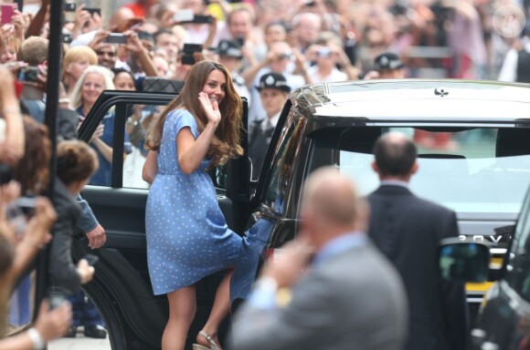 Kate Middleton, détendue dans une robe bleuet à pois en crêpe de Chine signée Jenny Packham, coiffée et maquillée, était au top pour la présentation avec le prince William de leur bébé, le prince de Cambridge, le 23 juillet 2013 devant la maternité de l'hôpital St Mary.